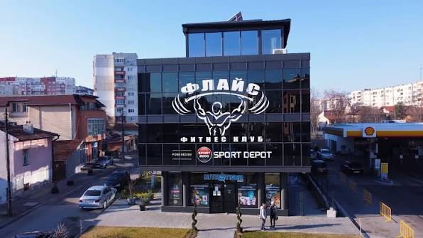 Сградата на фитнес клуб Флайс Надежда — модерна черна фасада с логото на клуба